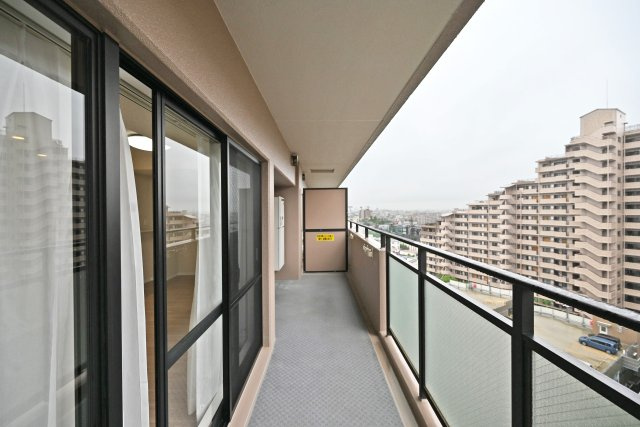 コート甲子園南１番館のバルコニー|南東向きのワイドバルコニーで、日当たりも良く、お布団や洗濯物を十分に干せます。