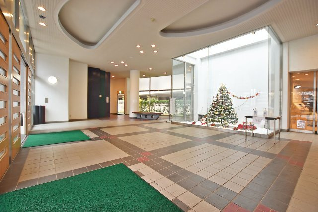 コート甲子園南１番館のエントランス|清掃が行き届いたマンション内で、毎日快適に過ごせます。