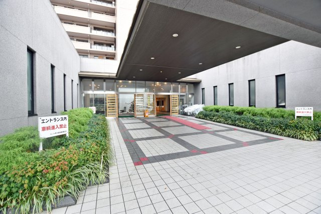 コート甲子園南１番館のエントランス|近隣に小・中学校が揃っており、お子さまの毎日の通学も安心です。通学時間の負担を軽減できるため、子育て世帯にも嬉しい住環境です。