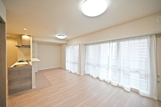 コート甲子園南１番館の居間・リビング|キッチンとリビングに一体感を持たせ、家族のコミュニケーションがとりやすい設計です。
