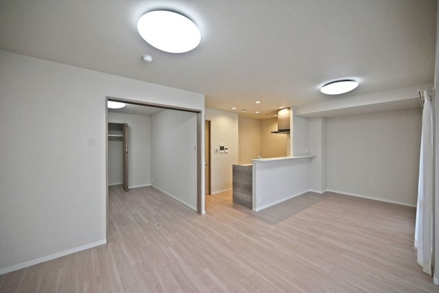 コート甲子園南１番館の居間・リビング|人が集まりたくなる開放的な空間が、毎日の暮らしをより豊かに彩ります。