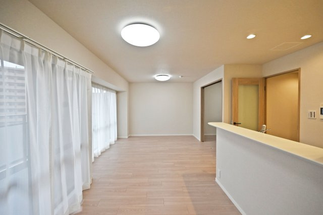 コート甲子園南１番館の居間・リビング|家具配置のしやすさと収納力を兼ね備えた、使い勝手の良い空間です。