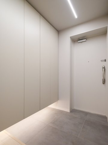 オーベル目白アヴァンタージュの玄関|フットライトがよりいっそう気品溢れる空間を醸し出す玄関です。天井までの高さがあるシューズボックスを備え付けたので、玄関をすっきり綺麗に保てます。