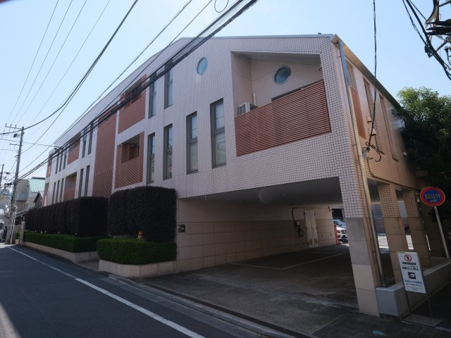 オーベル目白アヴァンタージュの外観|目白四丁目、閑静な住宅街に佇む上質な低層レジデンスです。ビッグターミナル『池袋』駅まで徒歩１１分で、利便性良好な立地です