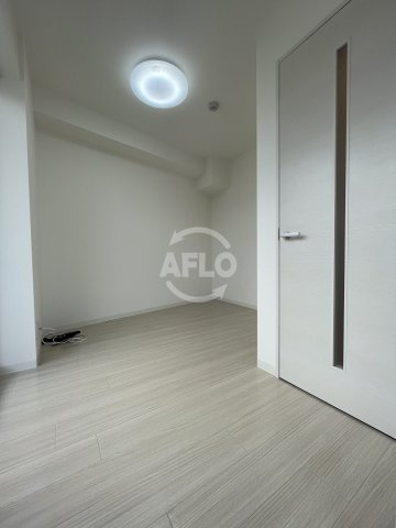 エストゥルースプラス大阪福島の居間・リビング|BLUE福島(ブルーフクシマ)　洋室