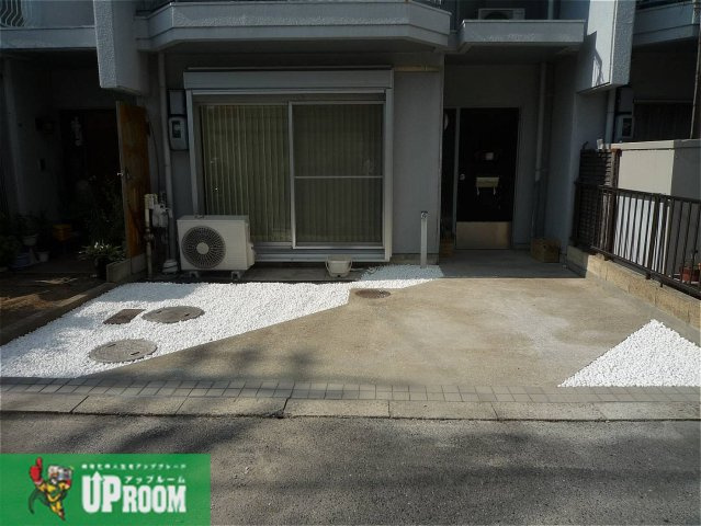 北名古屋市テラスハウスの駐車場