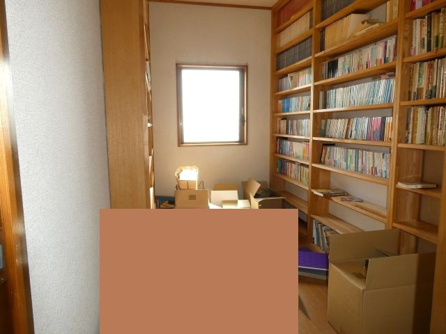 平坦地で陽当たり良好なガレージハウス2SLDKの収納|2階の4帖は納戸や書斎に使えます