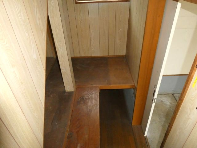 平坦地で陽当たり良好なガレージハウス2SLDKのその他|ガレージに続く収納兼通路