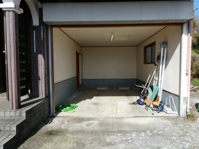 平坦地で陽当たり良好なガレージハウス2SLDKの駐車場|電動シャッターのガレージ