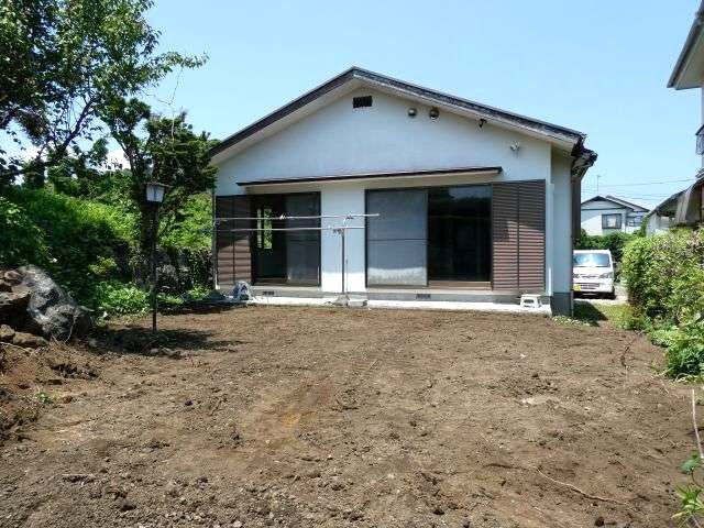平坦地で陽当たり良好なガレージハウス2SLDKの外観|お庭スペースも十分な広さ