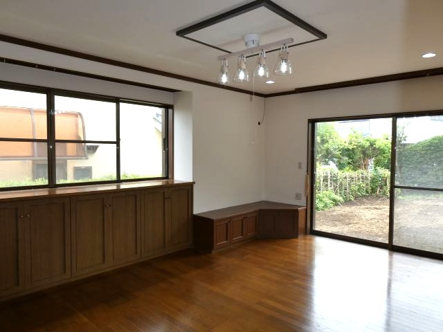 平坦地で陽当たり良好なガレージハウス2SLDKの居間・リビング|お庭にそのまま出ることができます
