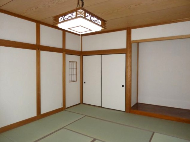 平坦地で陽当たり良好なガレージハウス2SLDKの和室|2階和室は10帖と広々