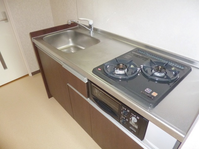 リリックコートサンフラワーのキッチン|２口のシステムキッチンで料理が楽しくなります。