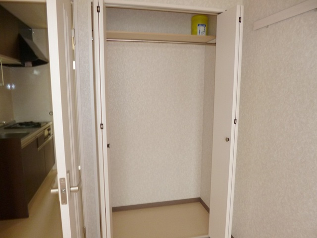 リリックコートサンフラワーの収納|クローゼットタイプの収納で洋服がかけれます。