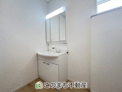 【洗面所】 | CRADLE GARDEN佐野市天神町　第5　 | シャンプードレッサーで朝の身支度♪伸びるホースでお掃除も簡単清潔です！
