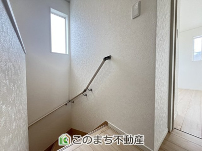 【内装】 | CRADLE GARDEN佐野市天神町　第5　 | 手すり付きで小さなお子様にも安心の階段スペースです☆
