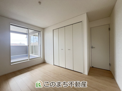 【洋室】 | CRADLE GARDEN佐野市天神町　第5　 | 居室のサッシにはペアガラスを採用しております。高い断熱性による省エネと結露対策に有効です。
