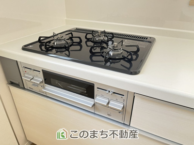 【キッチン】 | CRADLE GARDEN佐野市天神町　第5　 | 三ツ口コンロ採用で、同時調理もスムーズ◎！

