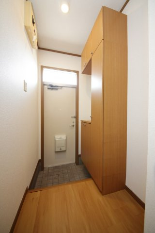 アーバンクレスト伏見Aの玄関