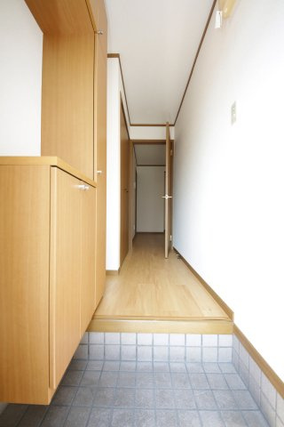 アーバンクレスト伏見Aの玄関