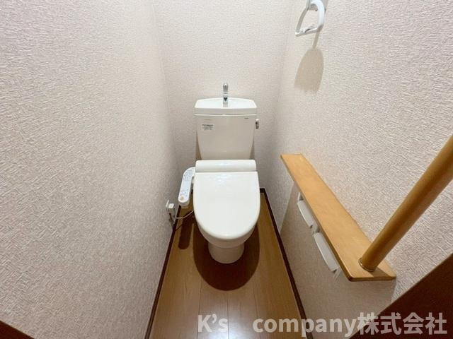 ■高座郡寒川町大曲2丁目　中古戸建のトイレ|白を基調とした清潔感のあるトイレ◇