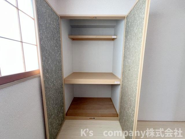 ■高座郡寒川町大曲2丁目　中古戸建の収納|和室5.2帖の押入れ収納◇