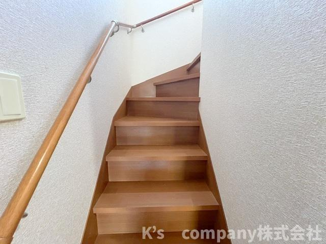 ■高座郡寒川町大曲2丁目　中古戸建の内装|手すり付きの階段☆小さいお子様やご年配の方にも優しい仕様です◇