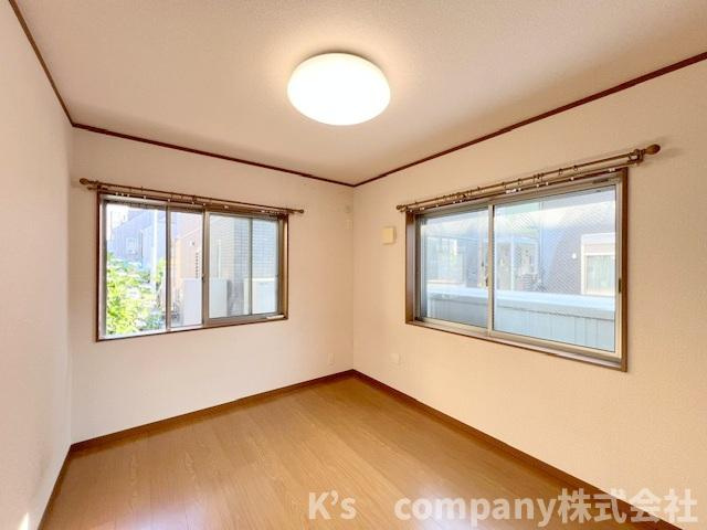 ■高座郡寒川町大曲2丁目　中古戸建の洋室|洋室5.7帖◇南向きで広い窓から日差しが差しむ明るいお部屋です◇