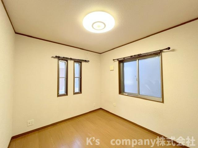 ■高座郡寒川町大曲2丁目　中古戸建の子供部屋|洋室5.2帖◇納戸ですが2面採光で明るさが十分にあり、居室としてご利用可能です◇