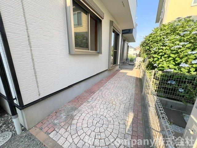 ■高座郡寒川町大曲2丁目　中古戸建の庭|雑草の心配がいらないレンガテラスのお庭スペース☆