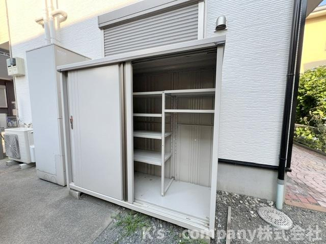 ■高座郡寒川町大曲2丁目　中古戸建のその他|駐車場近くに物置付き☆お車での移動の際に必要なグッズの出し入れがしやすく、玄関からも近く便利です◇