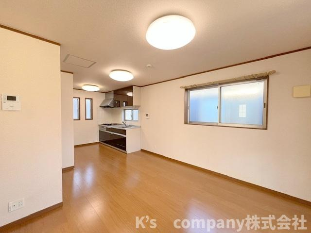 ■高座郡寒川町大曲2丁目　中古戸建の居間・リビング|3方向からの明るい日差しが差し込み心地の良い空間になっています◇