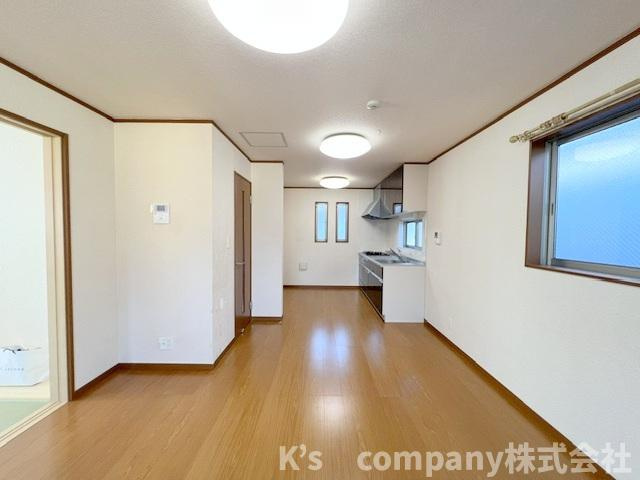 ■高座郡寒川町大曲2丁目　中古戸建の居間・リビング|2階リビングで開放感があり、隣接して和室5.2帖があり開放してお使いいただくとリビングに裸足でくつろげるスペースができます♪