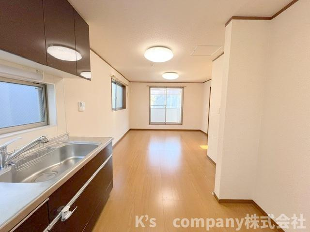 ■高座郡寒川町大曲2丁目　中古戸建のキッチン|キッチンの背面には食器棚や冷蔵庫スペースが確保されています☆