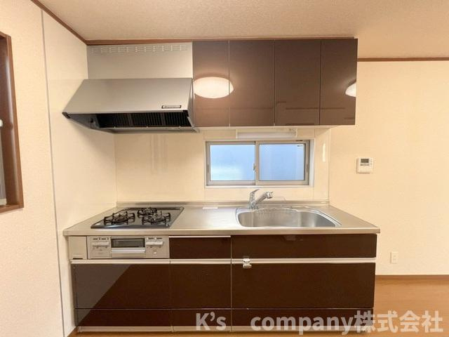 ■高座郡寒川町大曲2丁目　中古戸建のキッチン|吊戸棚収納が充実しているシステムキッチン☆普段使いの少ない調理器具や調理家電の保管に便利です◇