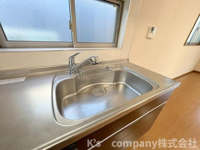 ■高座郡寒川町大曲2丁目　中古戸建のキッチン|耐久性に優れたステンレス素材のシンク◇