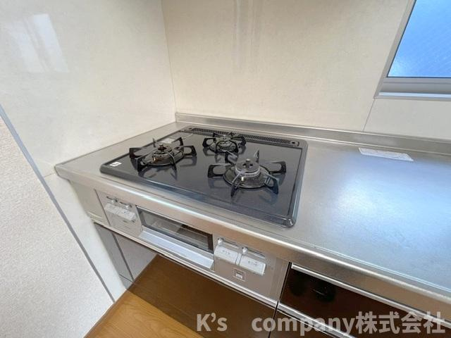 ■高座郡寒川町大曲2丁目　中古戸建のキッチン|三口ガスコンロででお料理の幅が広がります◇