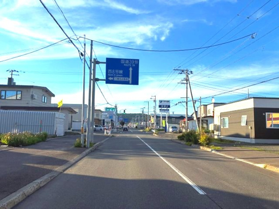 北見市中央三輪７丁目４４６番地５　中古売家の前面道路含む現地写真