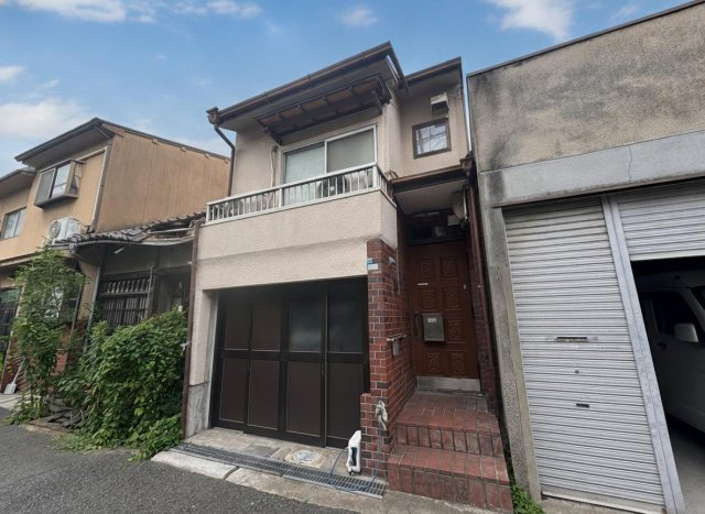 阿倍野区共立通1丁目の外観|1階部分には倉庫スペースがあり、季節物やアウトドア用品、自転車などの保管場所として便利です◎