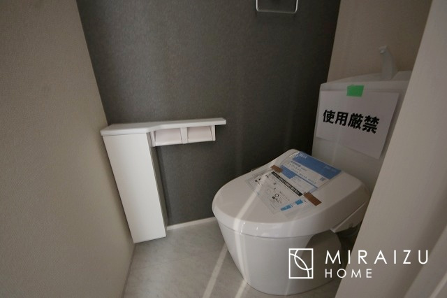 【トイレ】 | 空気の換気と窓からの光の明るさに配慮した清潔感のあるトイレ、ご自分の好きなアロマや芳香剤を置いて落ち着く空間を演出、一人になれる空間ですから、リラックスしたいですね。