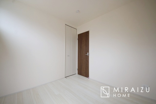 【寝室】 | 広さのある洋室は、ご夫婦様の寝室にぴったりですね。ご主人様の趣味のものや書斎などにも使用できるくらいの広さが嬉しいです。収納もばっちり完備してますのでお荷物が多いご家族様も安心してお暮しいただけます！