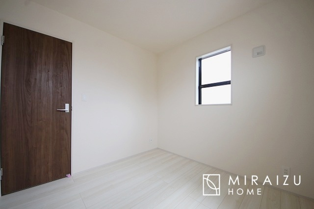 【子供部屋】 | お子様のお部屋にも主寝室にも使えますね。窓が二面についていますので採光もばっちり、空気の入れ替えもOK！自分のお部屋を持ちたいお子様の夢を叶えます！