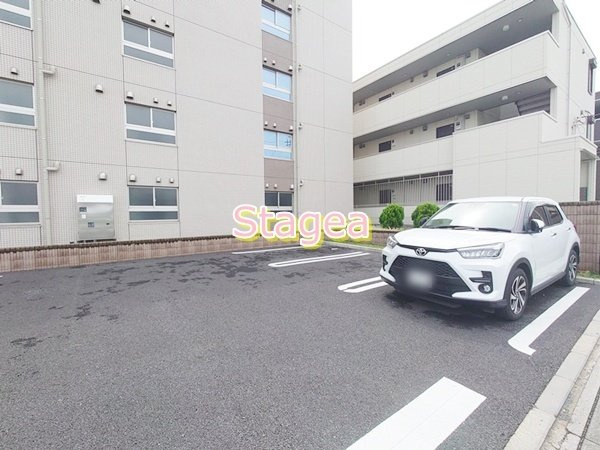 トロワボヌール西大宮の駐車場