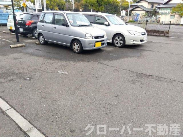 レオパレスルイーズ坂出の駐車場