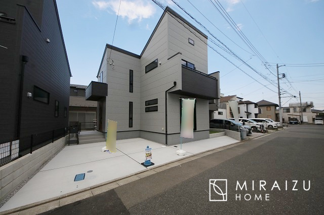 【外観】 | 青く澄み渡った綺麗な空と、陽の光をたっぷりと受ける、そんな新築住宅で新生活をスタートしてみませんか？見学・ご相談等、ミライズホーム(株)までお気軽にご連絡下さい。