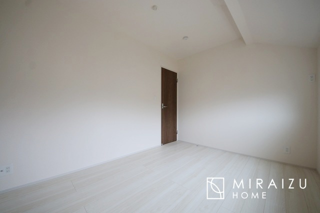 【子供部屋】 | 床のフローリングもオシャレな洋室が嬉しいです。独立性のある住宅ですので、各居室それぞれ、テイストの違うお部屋インテリア造りをしても面白いかもしれませんね！