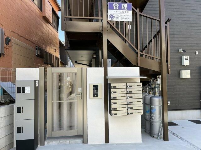 横浜市西区西戸部町２丁目のアパートのエントランス