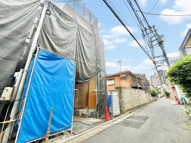 北区西ケ原1丁目　新築戸建　全2棟の前面道路含む現地写真|2026.08.31撮影

現地ご見学希望・資料請求などお気軽にお問い合わせ下さい！
03-5990-5201