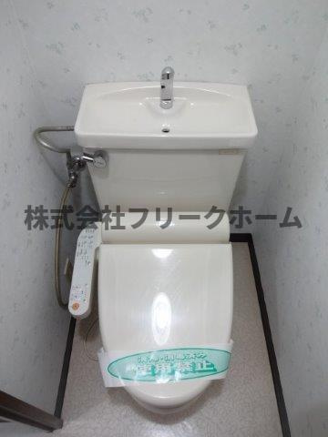 武蔵野市関前２丁目の賃貸マンションのトイレ