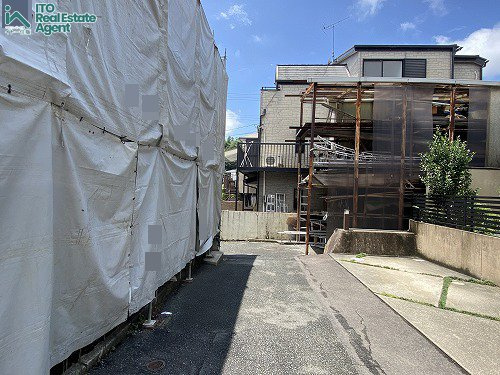 鹿ケ谷西寺ノ前町 中古テラス(C号地)の前面道路含む現地写真